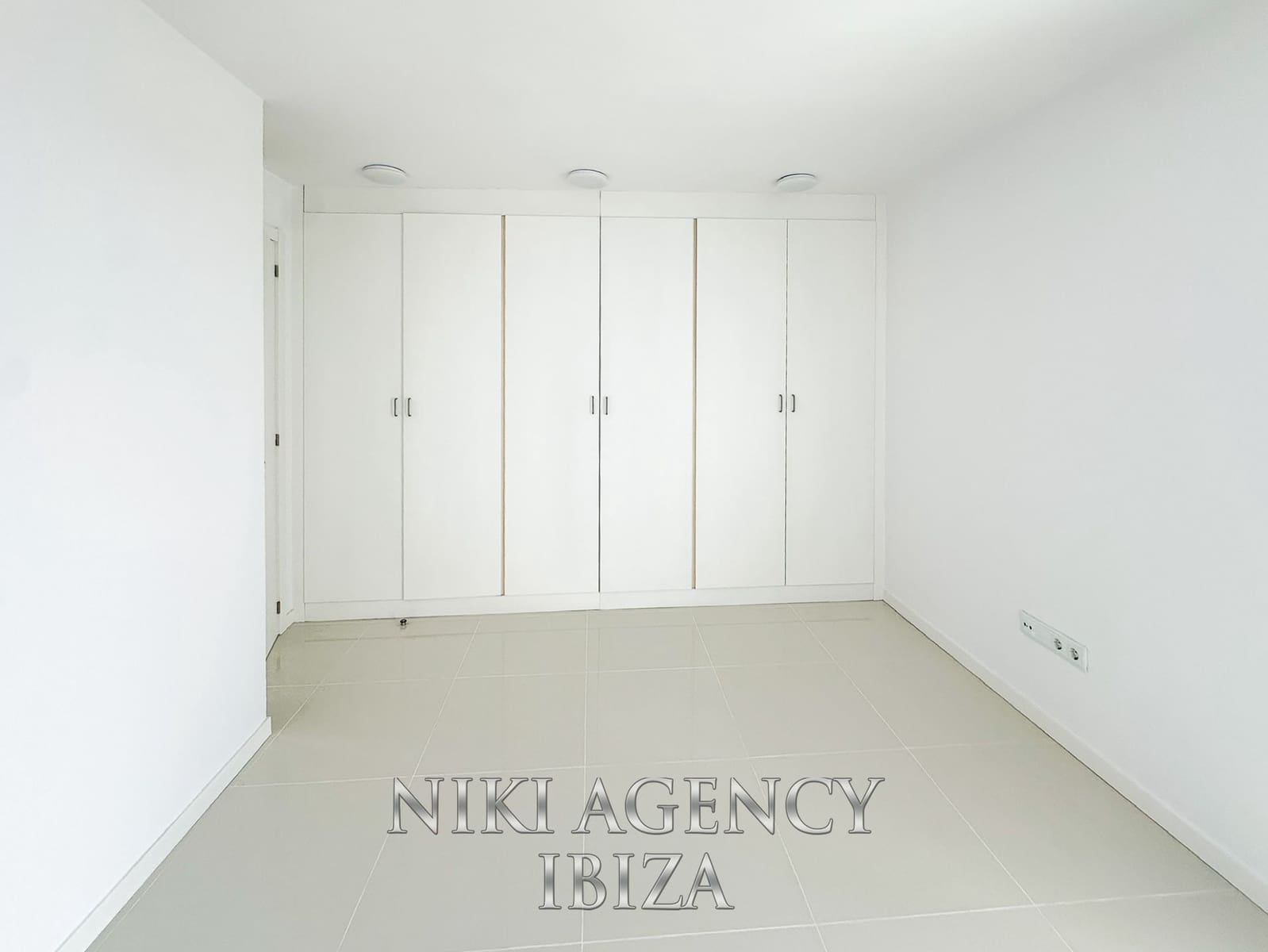 2 bedroom Apartment for sale in Playa d'en Bossa with pool garage - € 670,000 (Ref: 9118536)