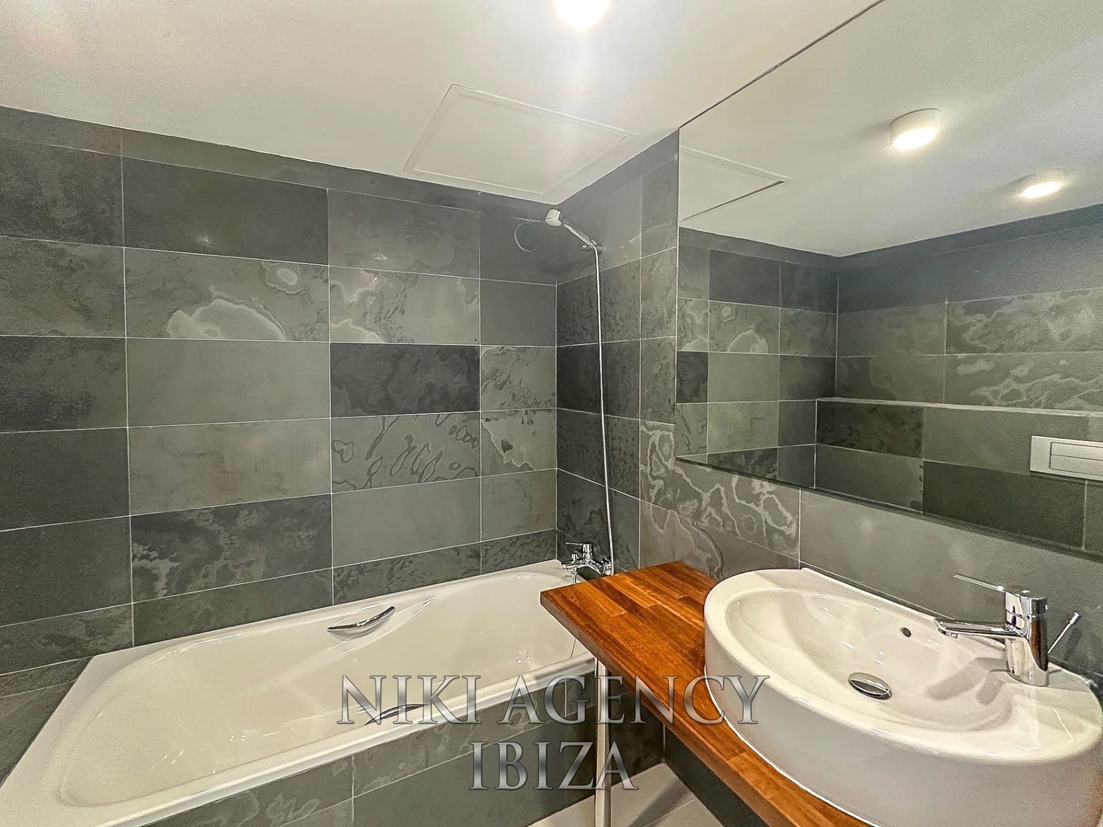 2 bedroom Apartment for sale in Playa d'en Bossa with pool garage - € 670,000 (Ref: 9118536)