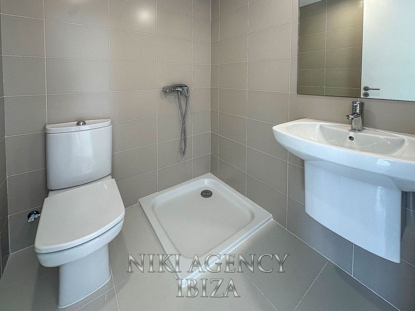 2 bedroom Apartment for sale in Playa d'en Bossa with pool garage - € 670,000 (Ref: 9118536)