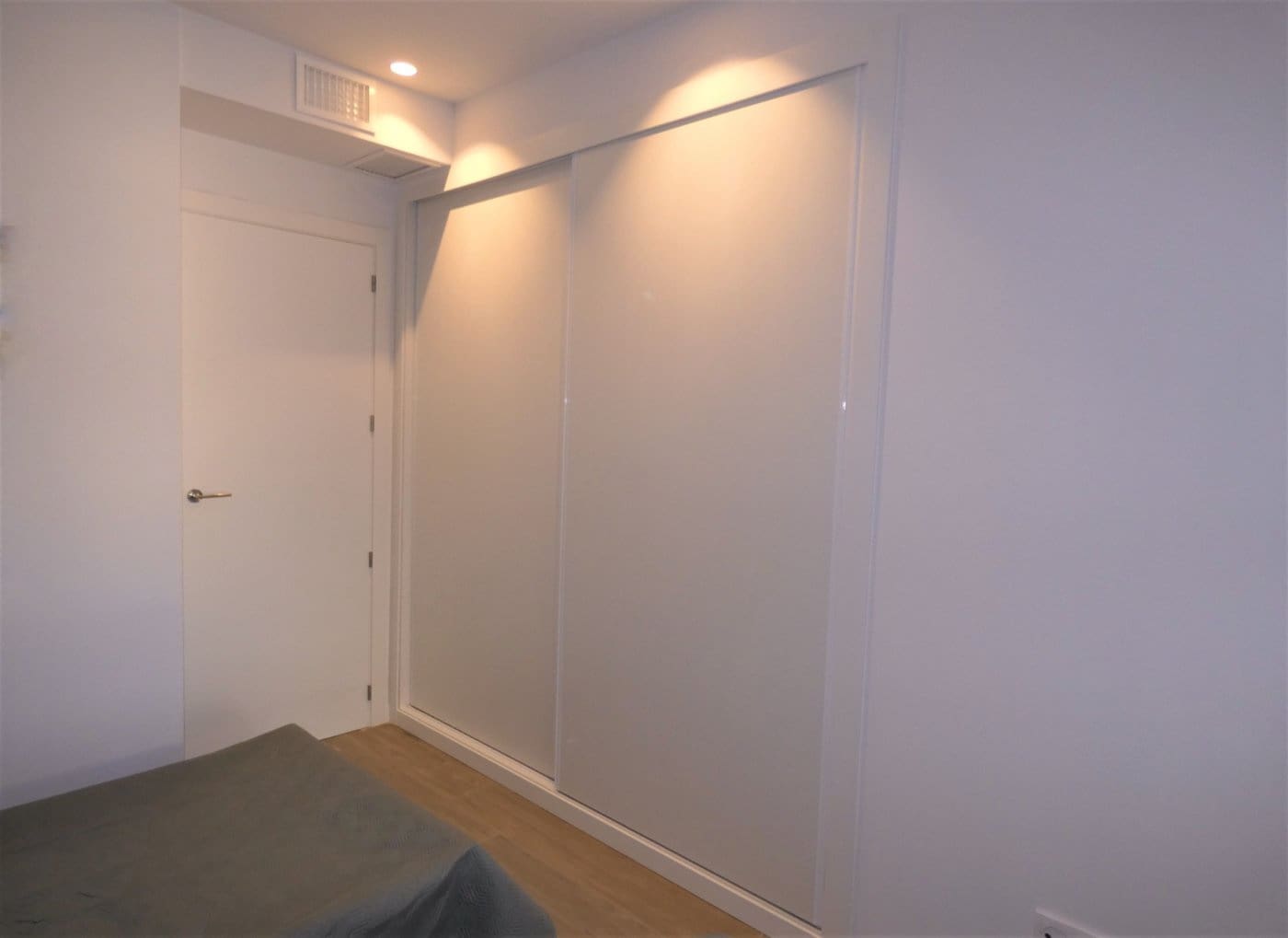 Appartement de 2 chambres à louer à Playa de San Juan avec piscine garage - 1 600 € (Ref: 9431001)