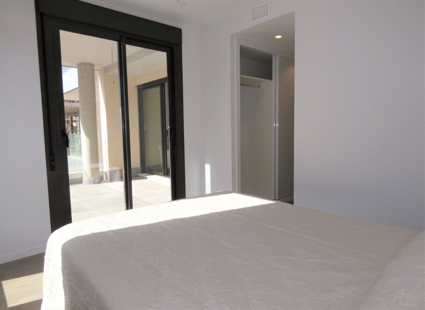 Appartement de 2 chambres à louer à Playa de San Juan avec piscine garage - 1 600 € (Ref: 9431001)