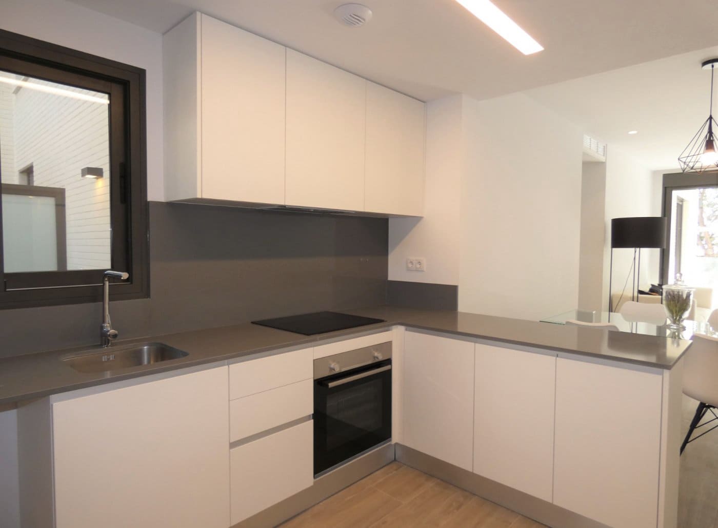 Appartement de 2 chambres à louer à Playa de San Juan avec piscine garage - 1 600 € (Ref: 9431001)