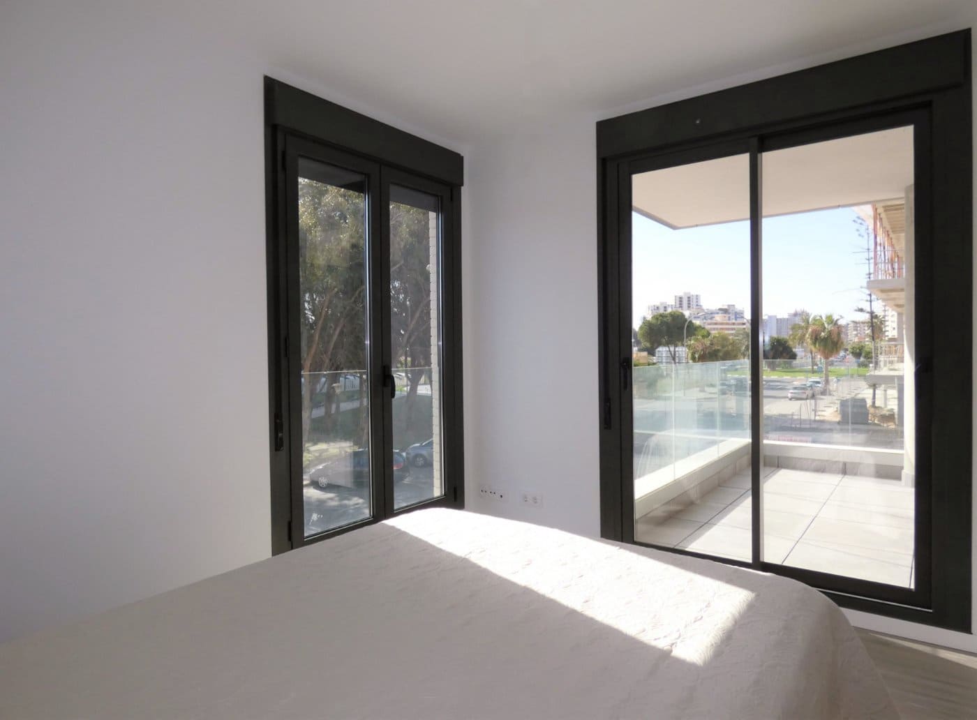 Appartement de 2 chambres à louer à Playa de San Juan avec piscine garage - 1 600 € (Ref: 9431001)