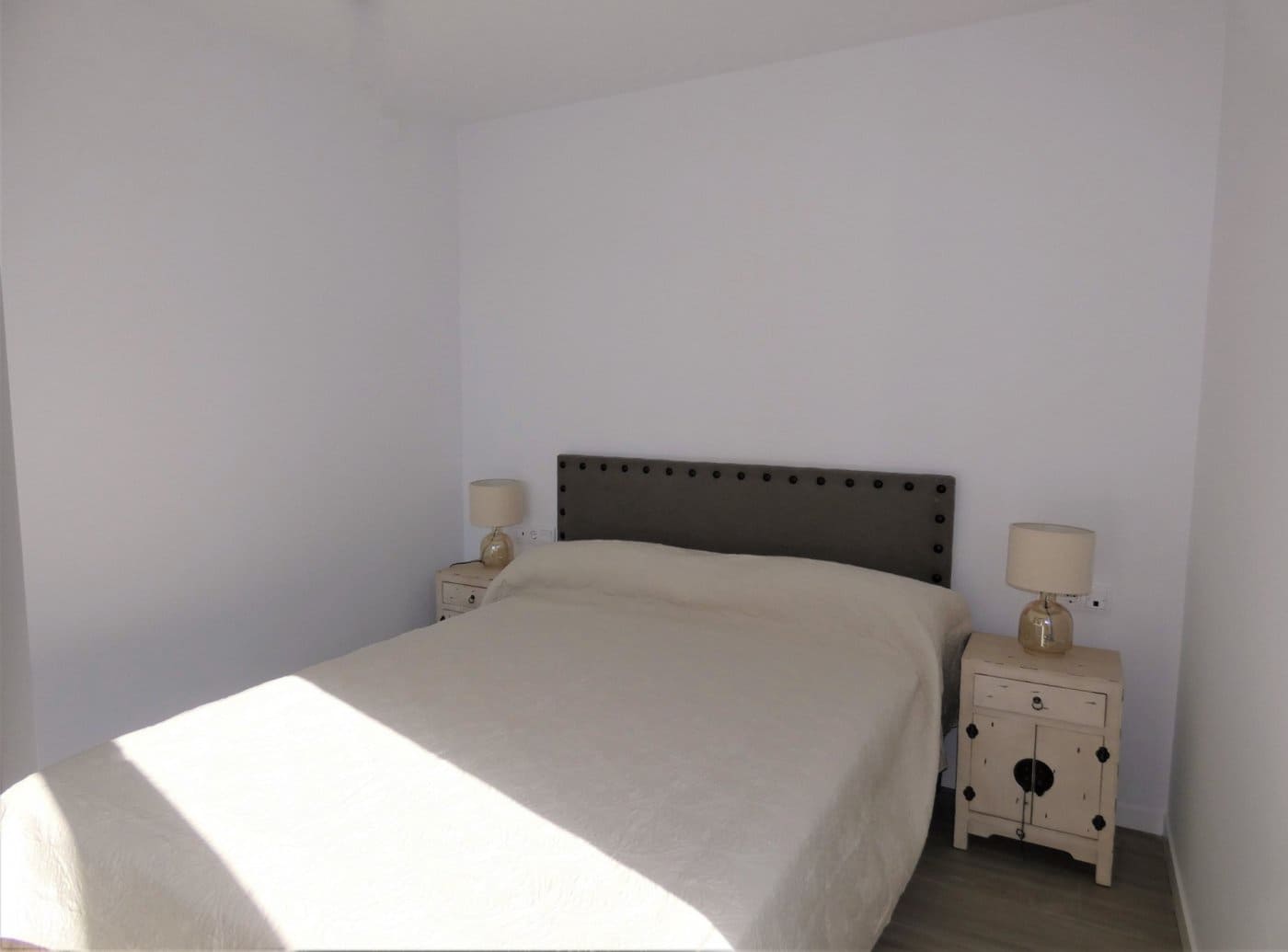 Appartement de 2 chambres à louer à Playa de San Juan avec piscine garage - 1 600 € (Ref: 9431001)