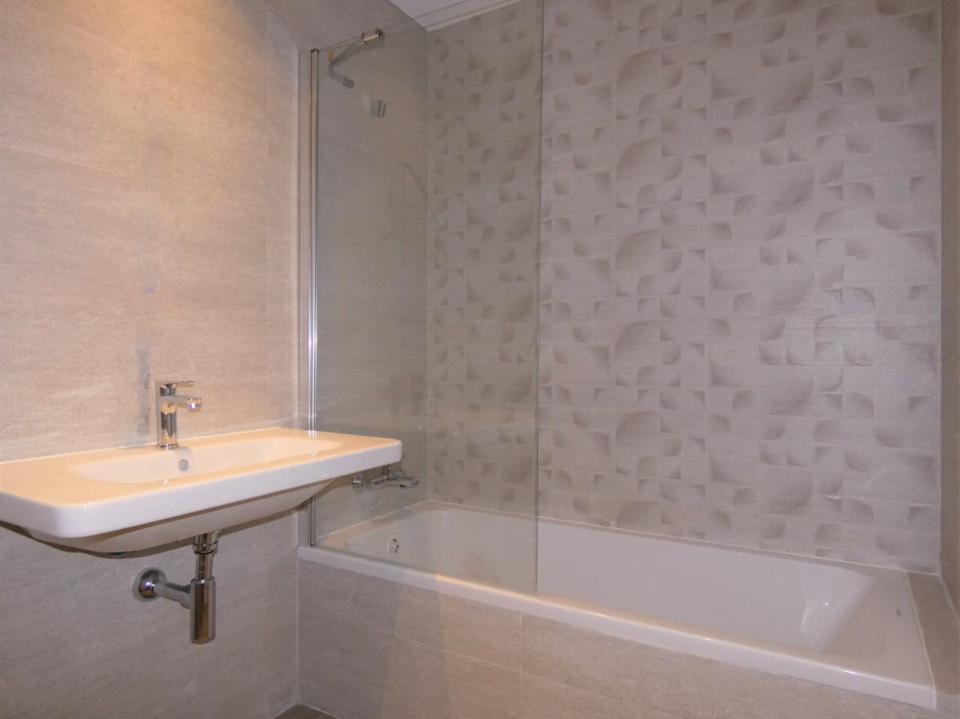 Appartement de 2 chambres à louer à Playa de San Juan avec piscine garage - 1 600 € (Ref: 9431001)