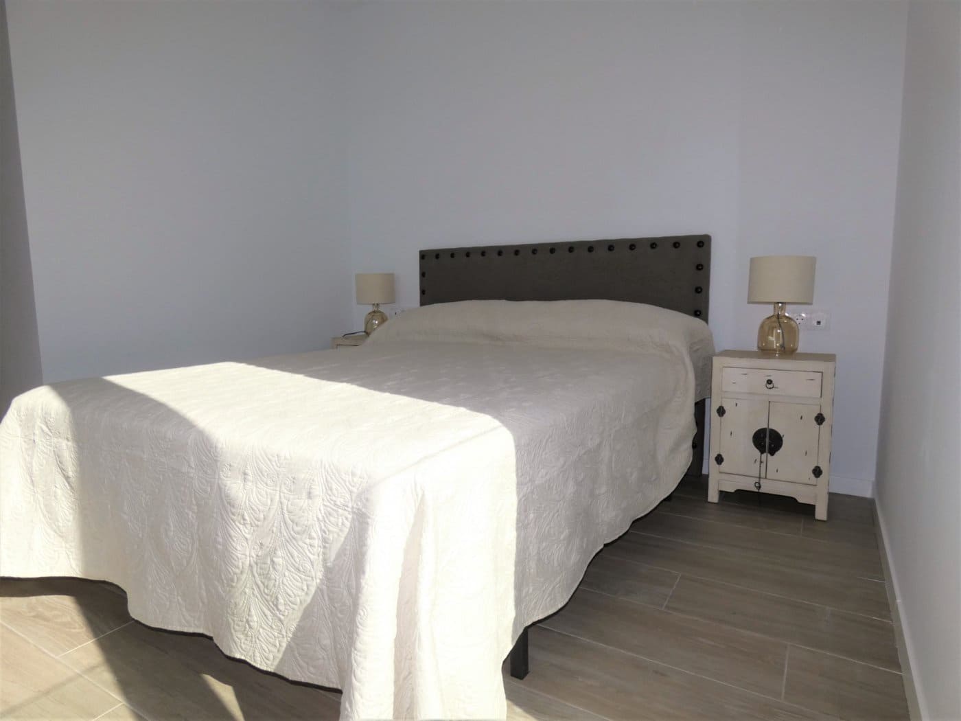 Appartement de 2 chambres à louer à Playa de San Juan avec piscine garage - 1 600 € (Ref: 9431001)