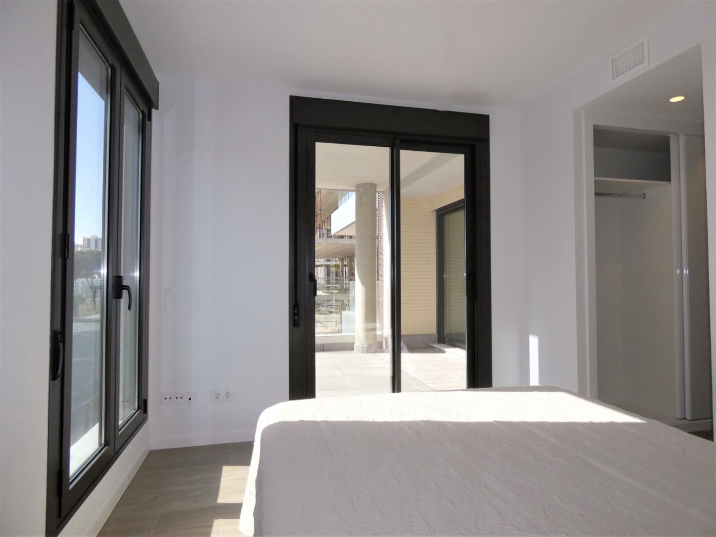 Appartement de 2 chambres à louer à Playa de San Juan avec piscine garage - 1 600 € (Ref: 9431001)