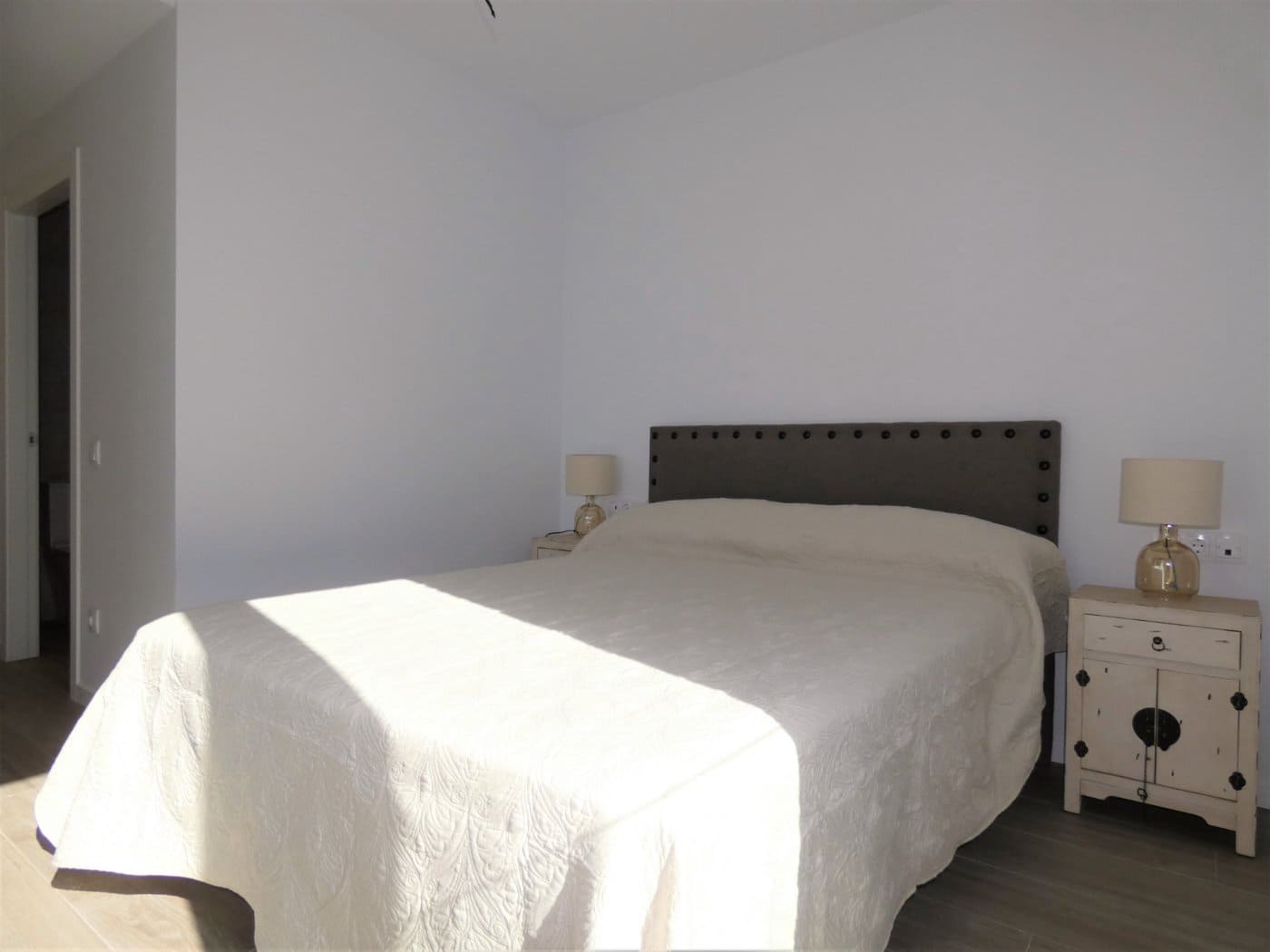 Appartement de 2 chambres à louer à Playa de San Juan avec piscine garage - 1 600 € (Ref: 9431001)