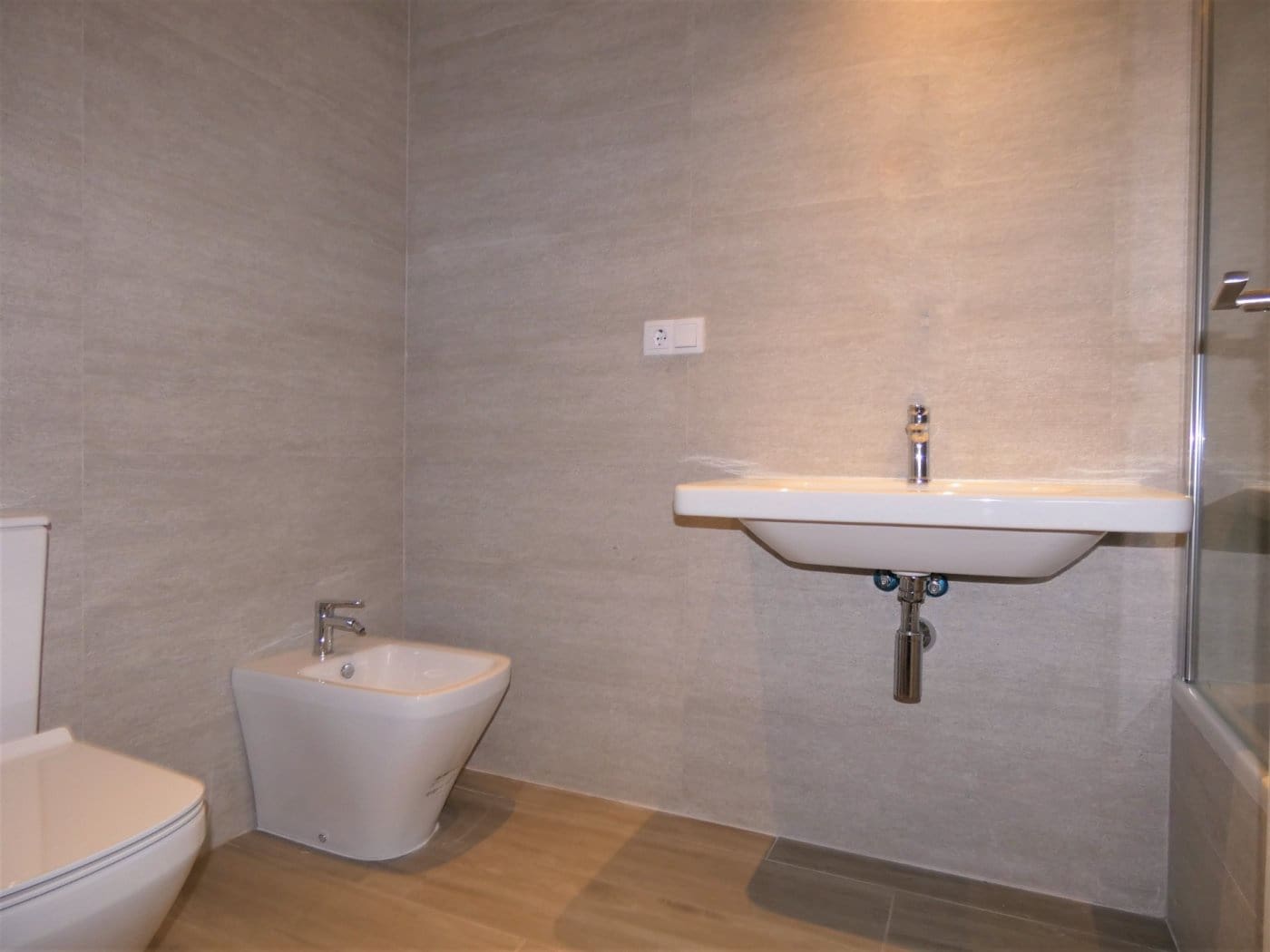 Appartement de 2 chambres à louer à Playa de San Juan avec piscine garage - 1 600 € (Ref: 9431001)