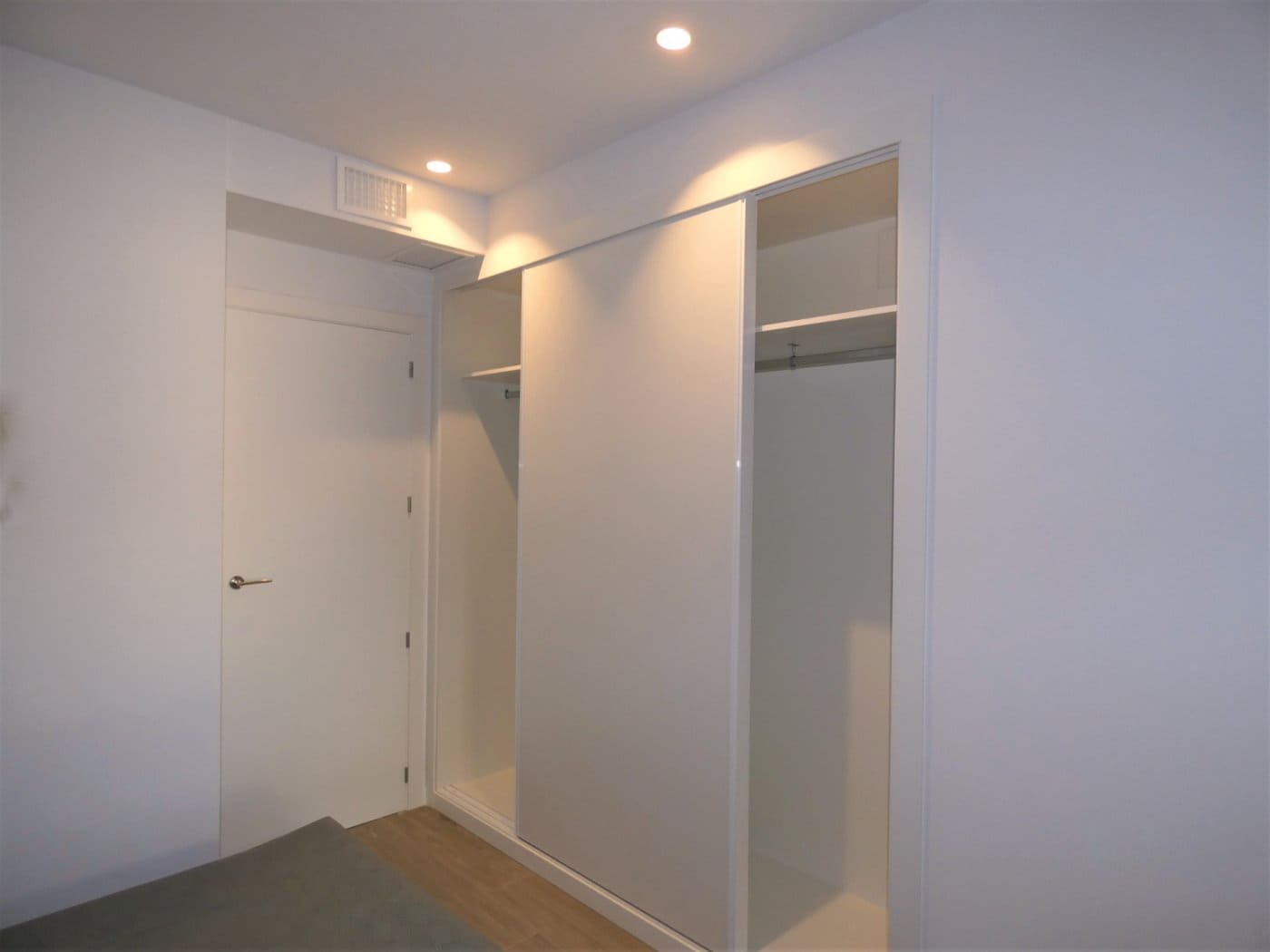 Appartement de 2 chambres à louer à Playa de San Juan avec piscine garage - 1 600 € (Ref: 9431001)