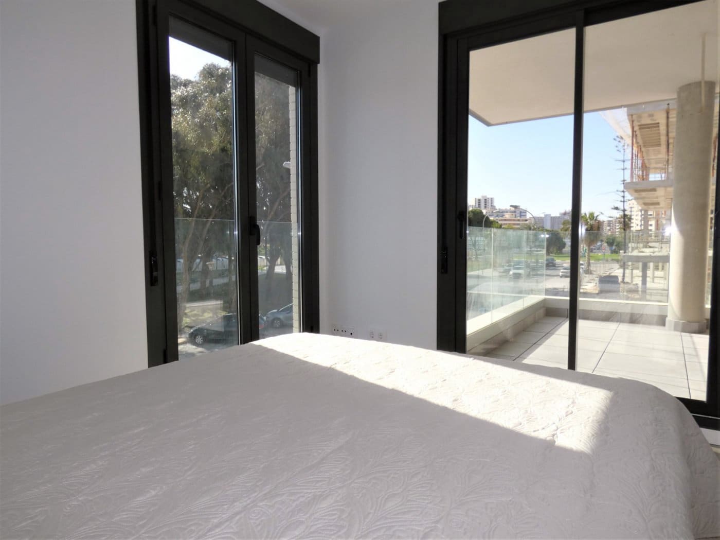 Appartement de 2 chambres à louer à Playa de San Juan avec piscine garage - 1 600 € (Ref: 9431001)