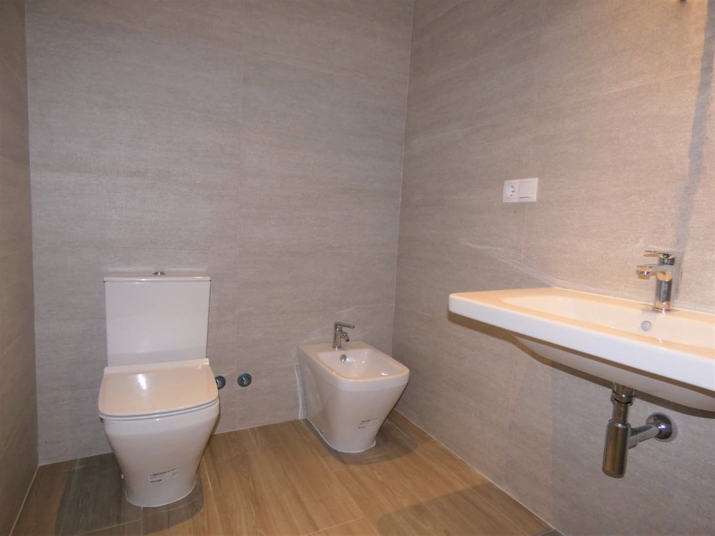 Appartement de 2 chambres à louer à Playa de San Juan avec piscine garage - 1 600 € (Ref: 9431001)