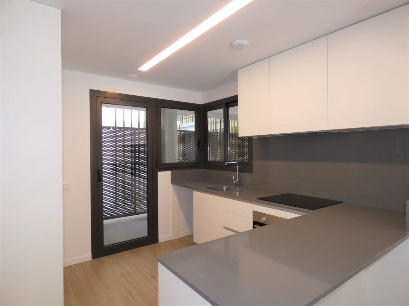 Appartement de 2 chambres à louer à Playa de San Juan avec piscine garage - 1 600 € (Ref: 9431001)