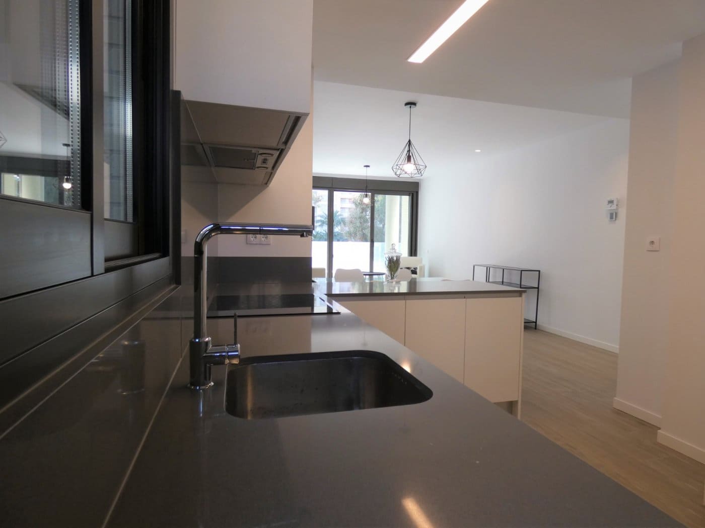 Appartement de 2 chambres à louer à Playa de San Juan avec piscine garage - 1 600 € (Ref: 9431001)