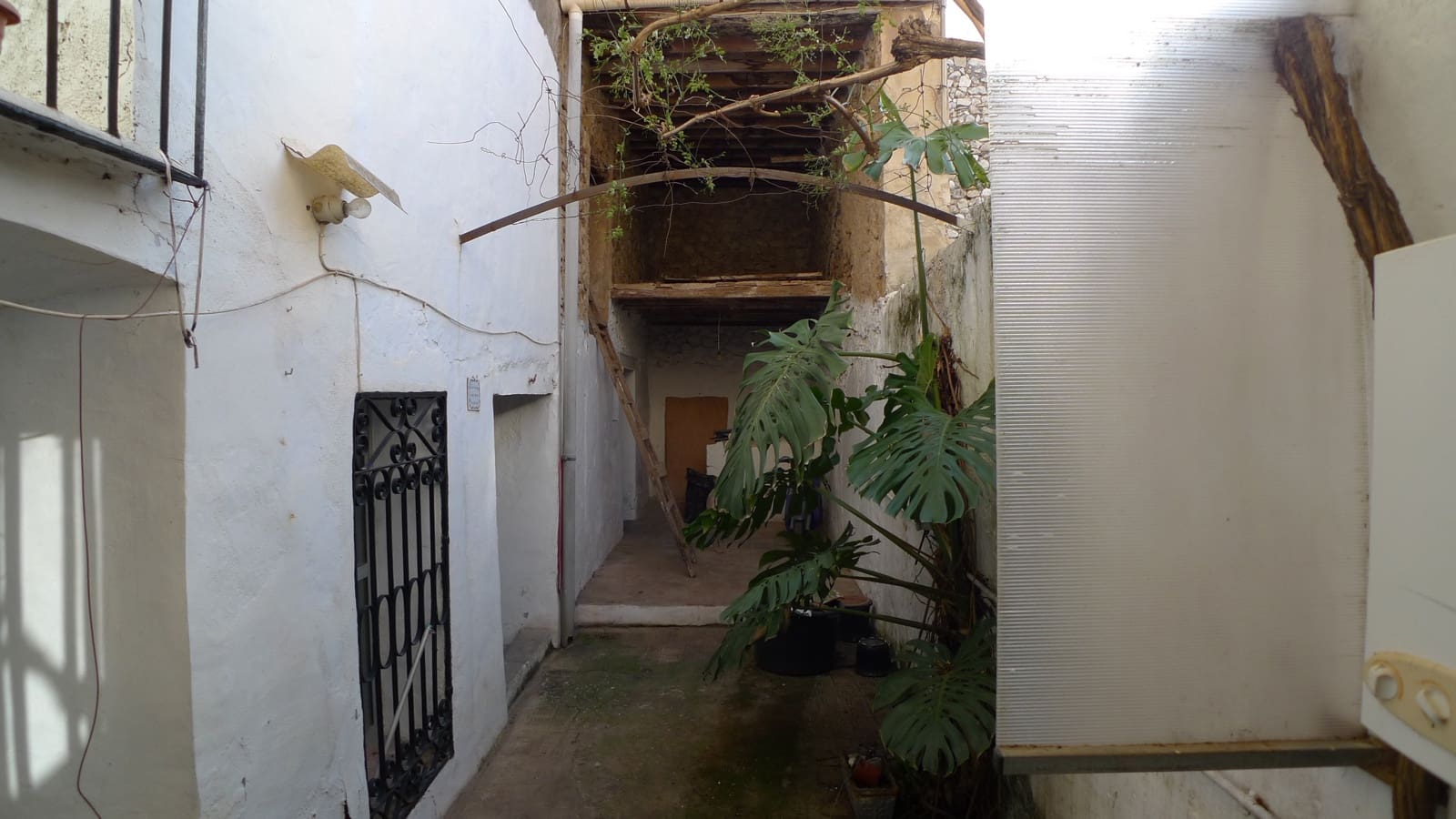 5 bedroom Townhouse for sale in Orba - € 250,000 (Ref: 8788115)