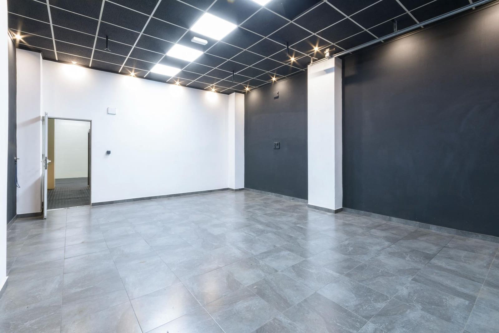 Kaupallinen vuokrattavana paikassa Oliva mukana 
autotalli - 900 € (Ref: 10171860)