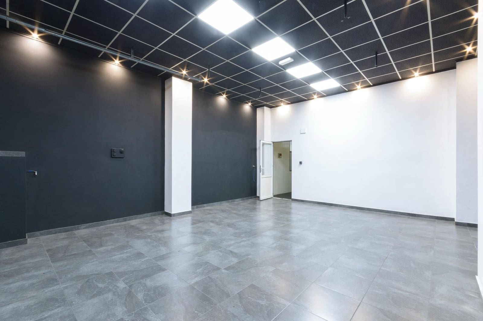 Kaupallinen vuokrattavana paikassa Oliva mukana 
autotalli - 900 € (Ref: 10171860)