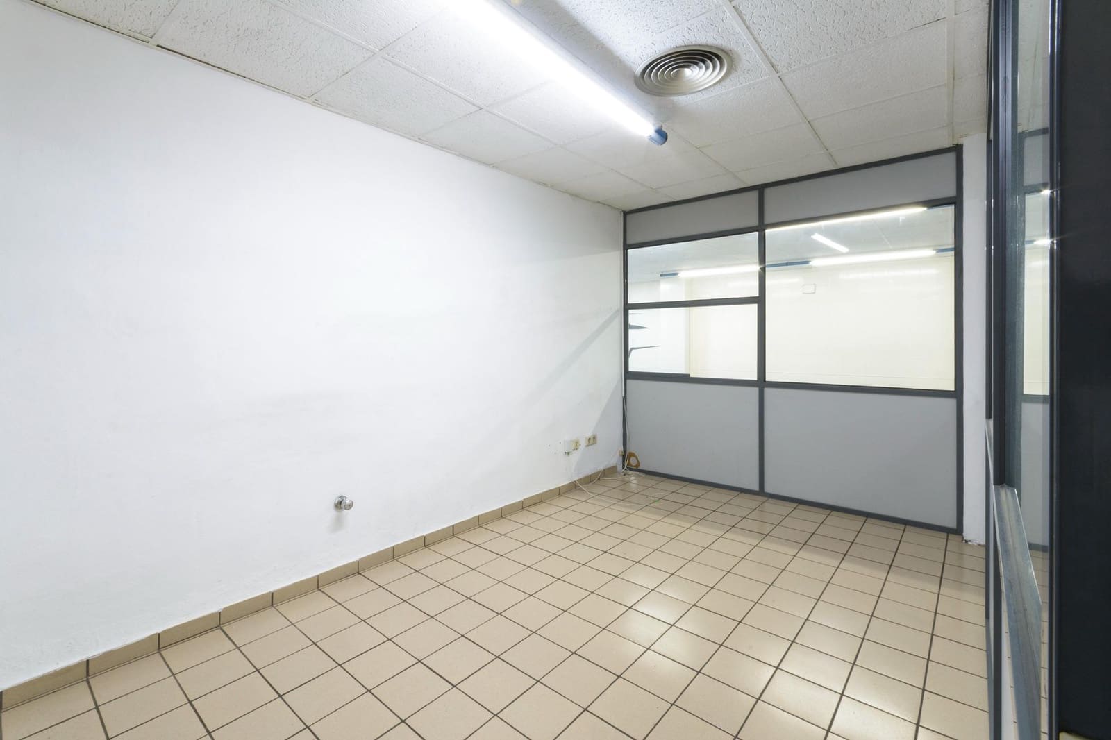 Kaupallinen vuokrattavana paikassa Oliva mukana 
autotalli - 900 € (Ref: 10171860)