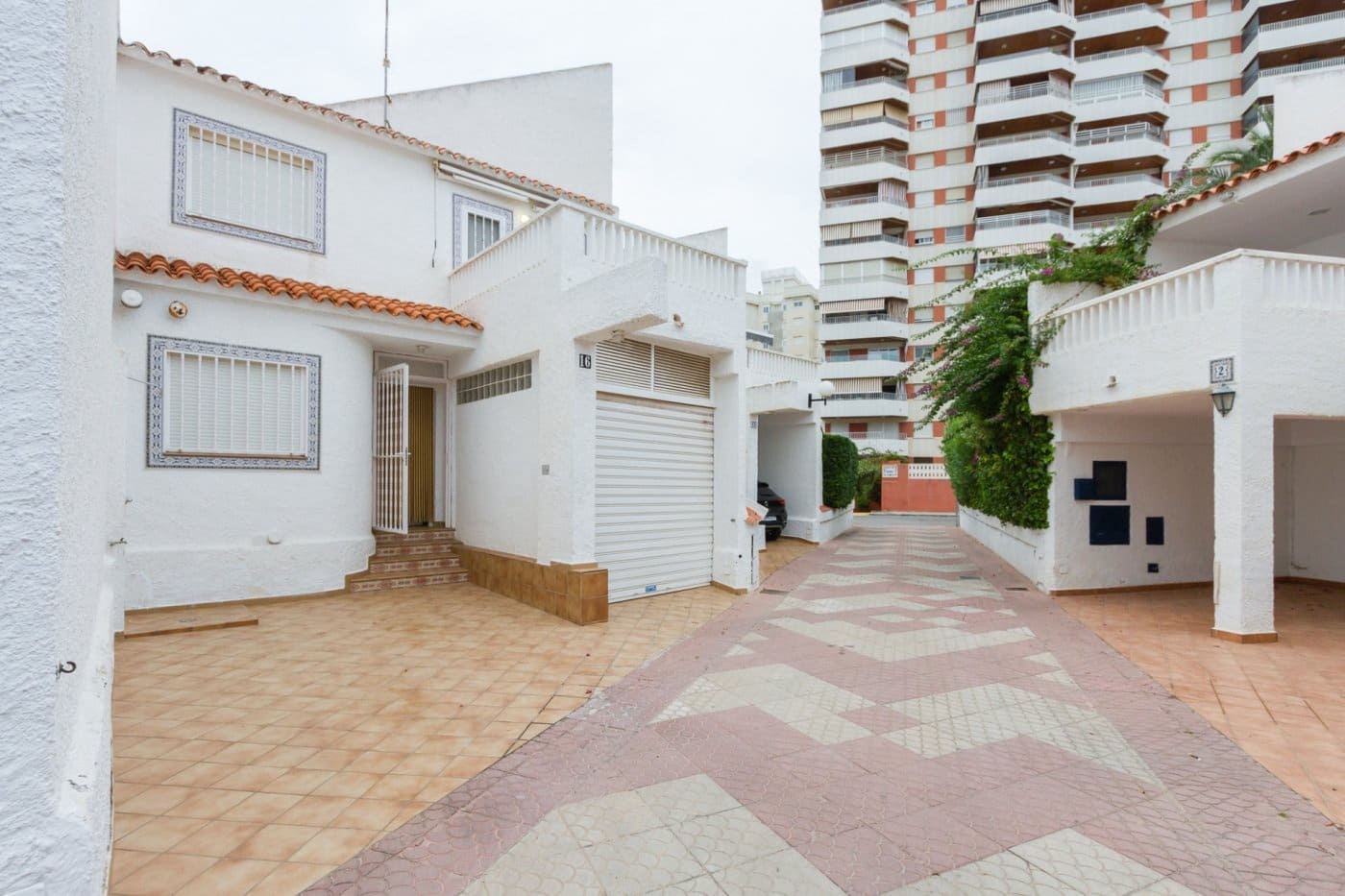 Adosado de 3 habitaciones en Gandia en alquiler con garaje - 1.300 € (Ref: 7062628)