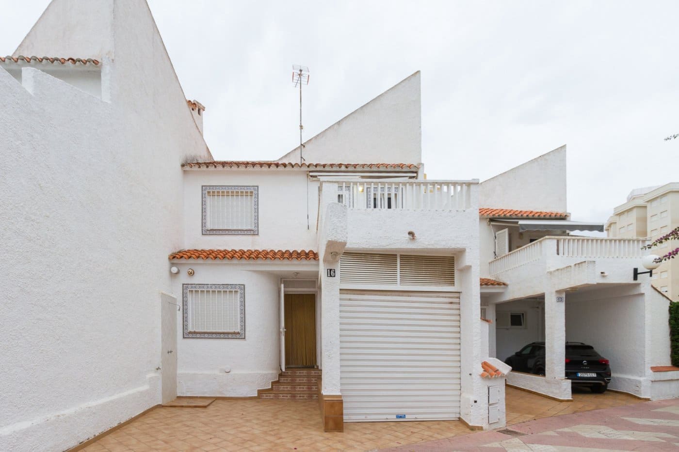 Adosado de 3 habitaciones en Gandia en alquiler con garaje - 1.300 € (Ref: 7062628)