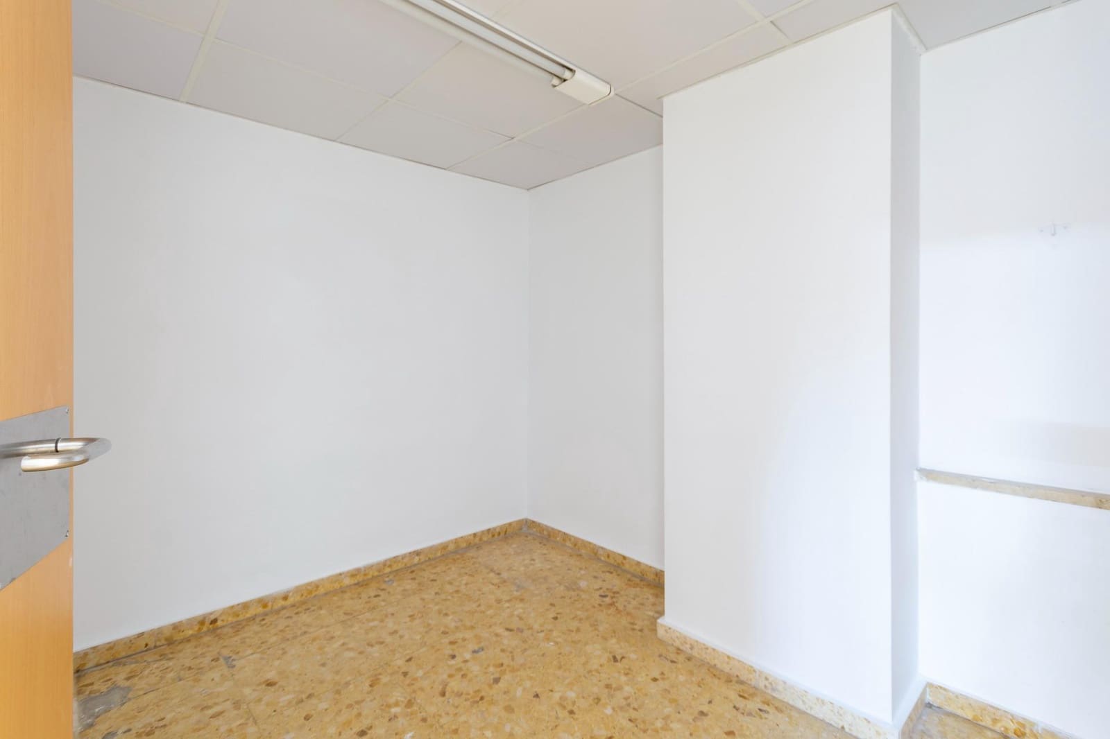 Commercial for sale in Gandia - € 200,000 (Ref: 8529756)