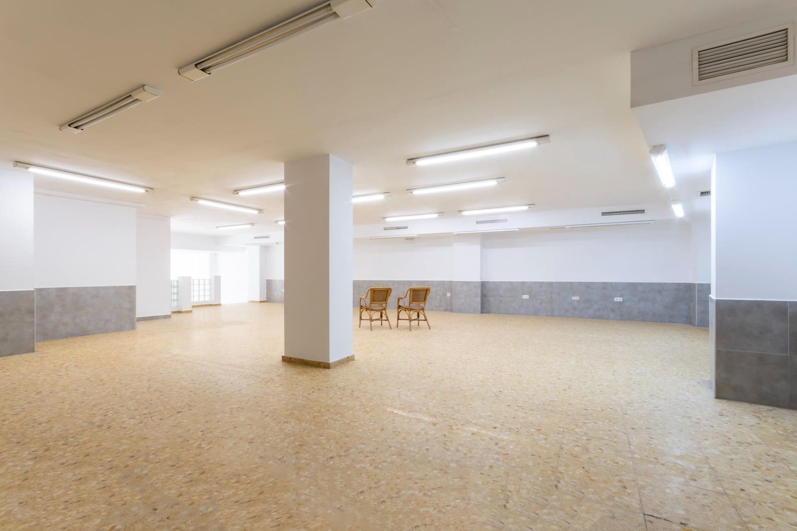 Commercial for sale in Gandia - € 200,000 (Ref: 8529756)