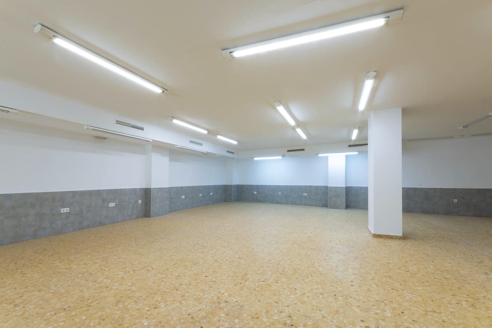 Commercial for sale in Gandia - € 200,000 (Ref: 8529756)