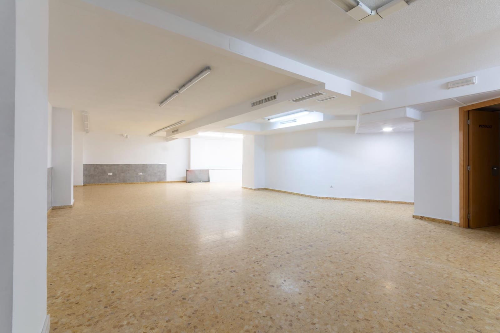 Commercial for sale in Gandia - € 200,000 (Ref: 8529756)