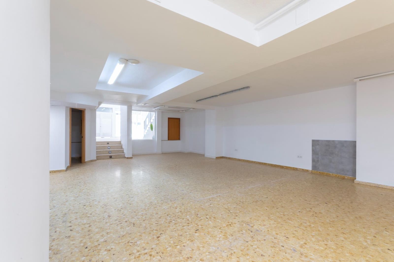 Commercial for sale in Gandia - € 200,000 (Ref: 8529756)