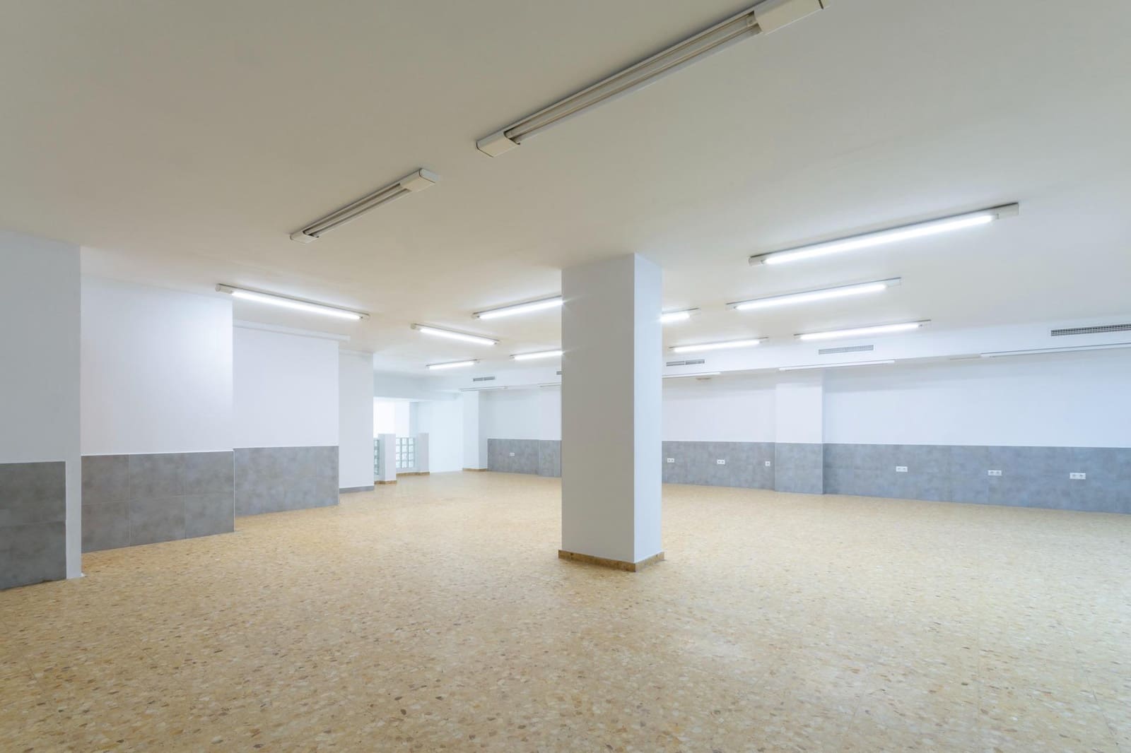 Commercial for sale in Gandia - € 200,000 (Ref: 8529756)