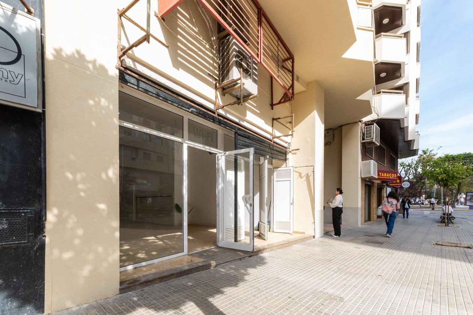 Commercial for sale in Gandia - € 200,000 (Ref: 8529756)
