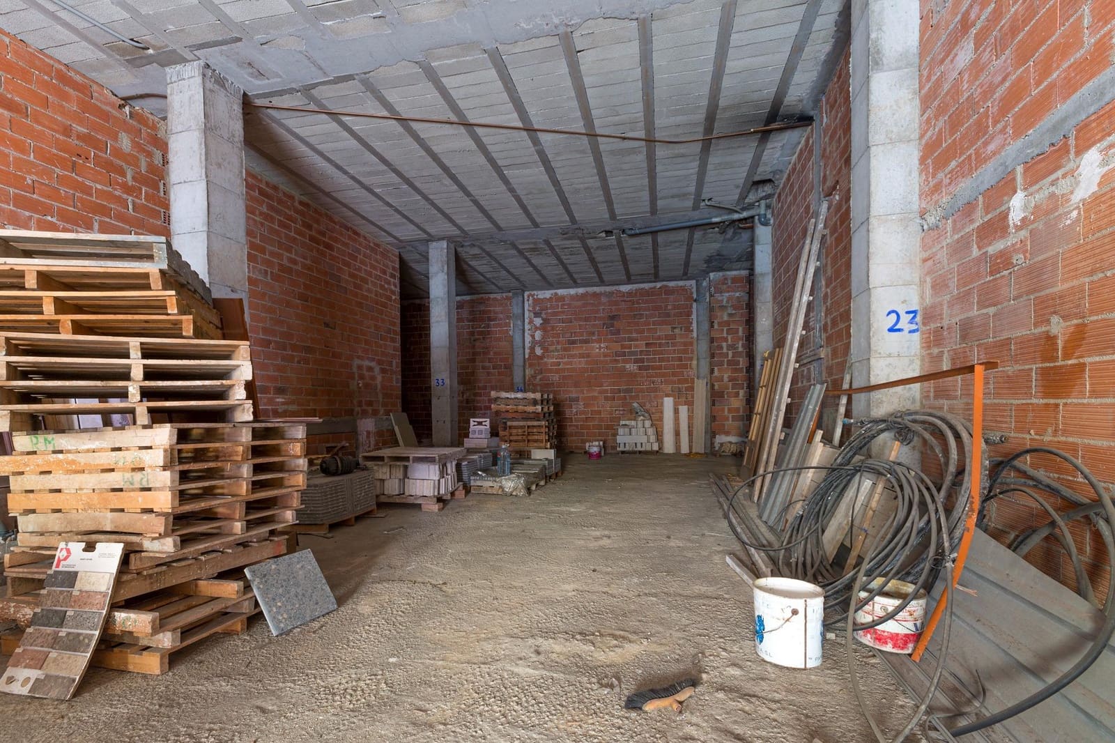 Commercial for sale in Gandia - € 110,000 (Ref: 8544883)