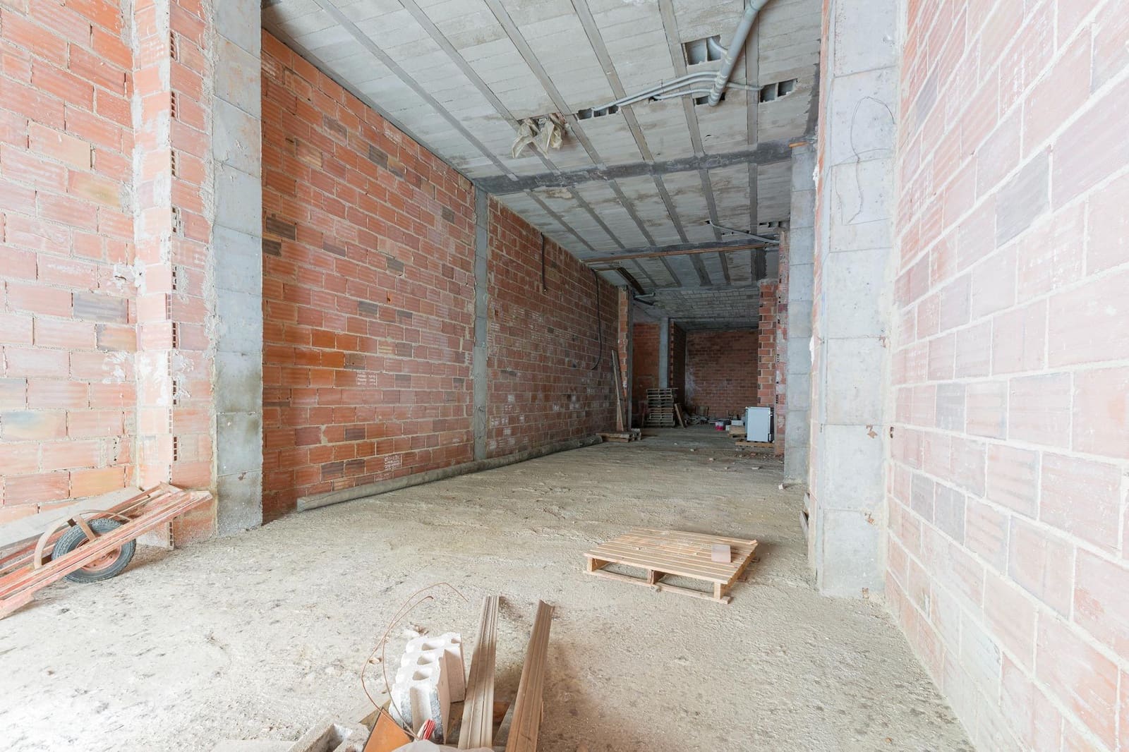 Commercial for sale in Gandia - € 110,000 (Ref: 8544883)