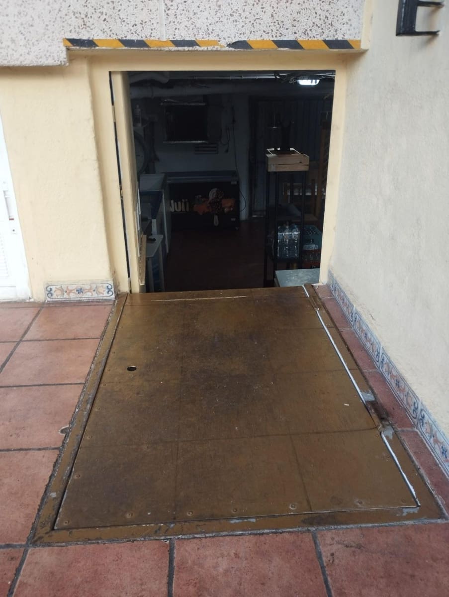 Comercial para venda em Gandia com garagem - 175 000 € (Ref: 8561727)