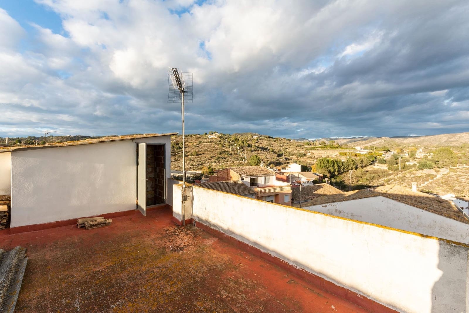 7 bedroom Townhouse for sale in Llutxent with garage - € 175,000 (Ref: 8696191)