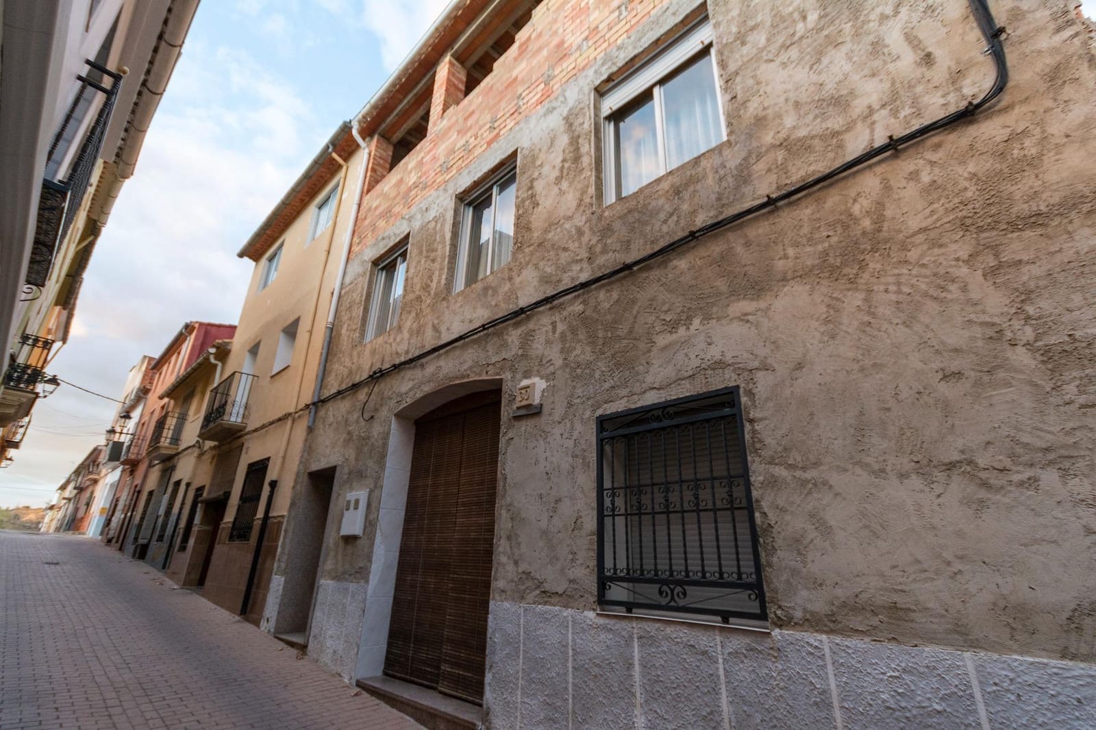 7 bedroom Townhouse for sale in Llutxent with garage - € 175,000 (Ref: 8696191)