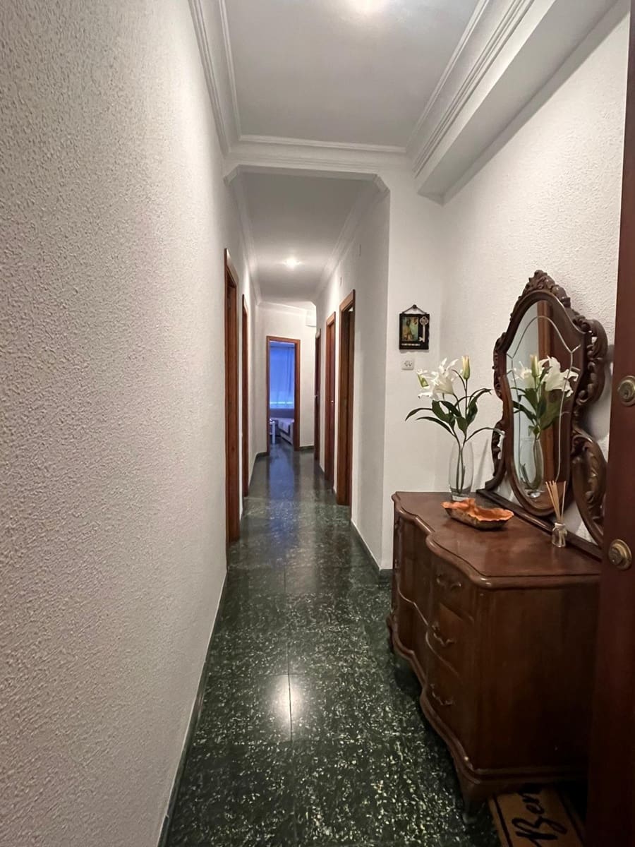 4 bedroom Flat for rent in Gandia - € 700 (Ref: 9431154)