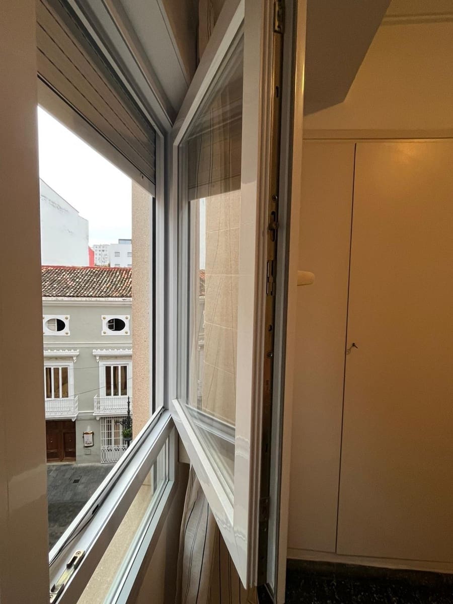 4 bedroom Flat for rent in Gandia - € 700 (Ref: 9431154)