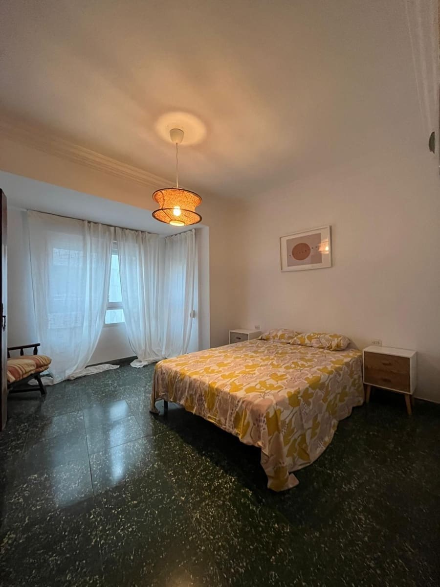 4 bedroom Flat for rent in Gandia - € 700 (Ref: 9431154)