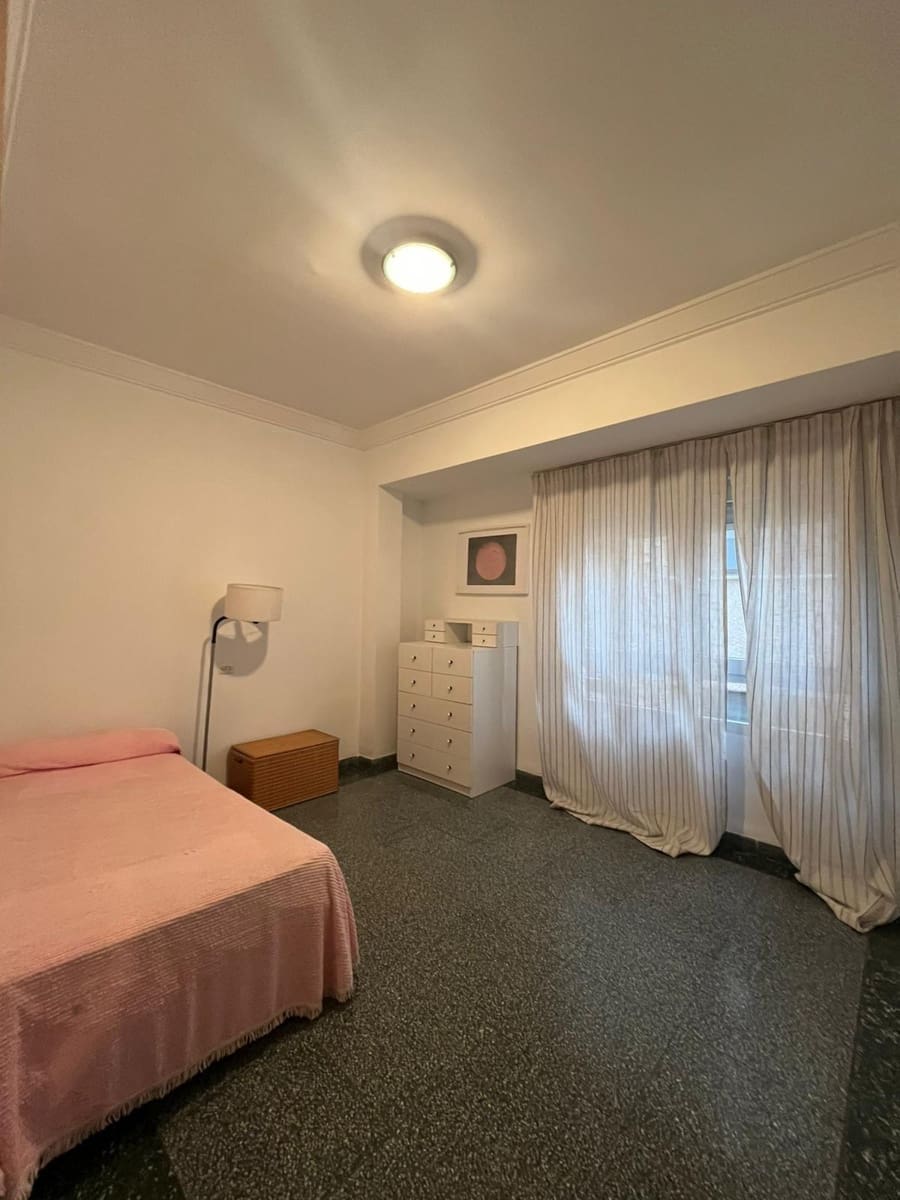 4 bedroom Flat for rent in Gandia - € 700 (Ref: 9431154)