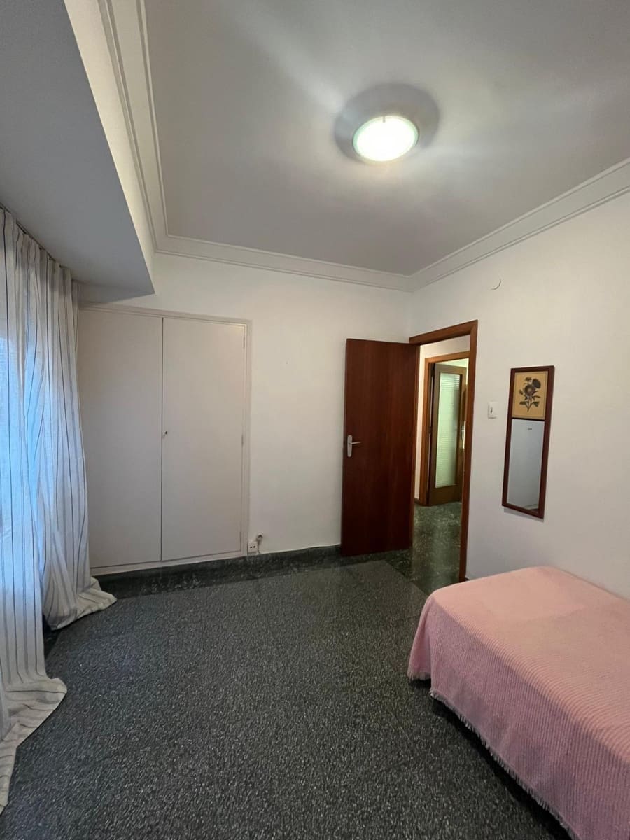 4 bedroom Flat for rent in Gandia - € 700 (Ref: 9431154)