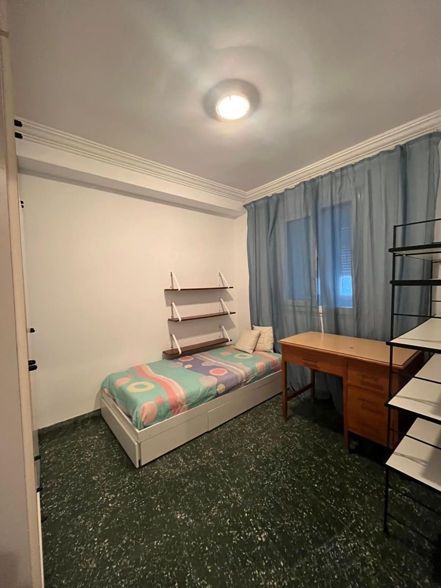 4 bedroom Flat for rent in Gandia - € 700 (Ref: 9431154)