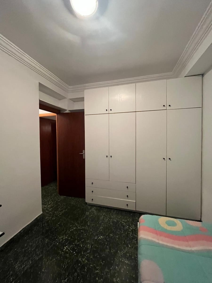 4 bedroom Flat for rent in Gandia - € 700 (Ref: 9431154)