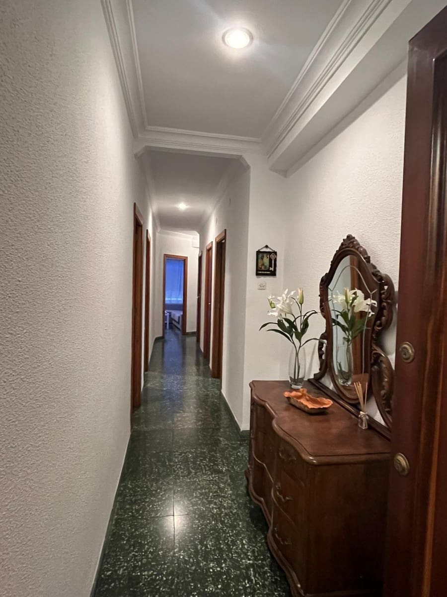 4 bedroom Flat for rent in Gandia - € 700 (Ref: 9431154)