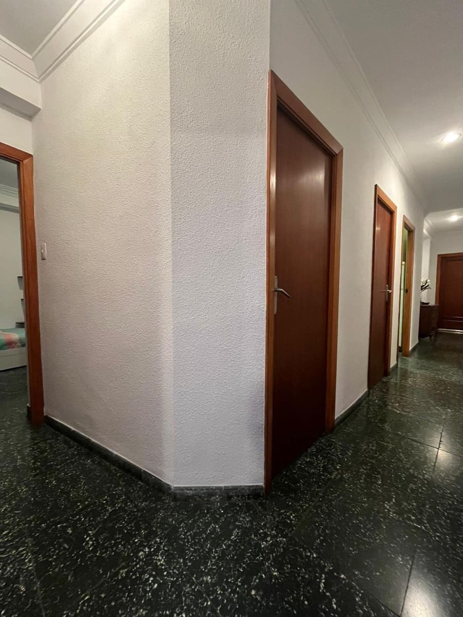 4 bedroom Flat for rent in Gandia - € 700 (Ref: 9431154)