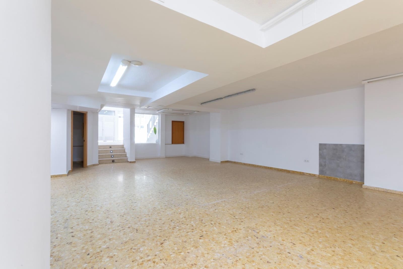 Commercieel te koop in Gandia - € 210.000 (Ref: 9474271)