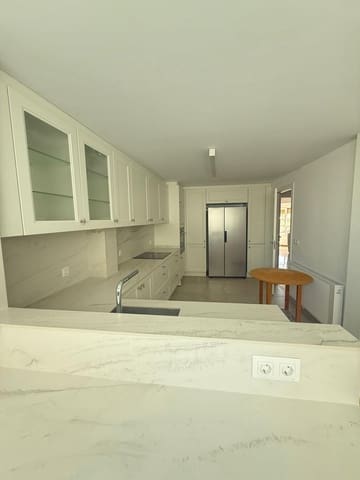 4 bedroom Flat for rent in Oliva with garage - € 900 (Ref: 9527816)