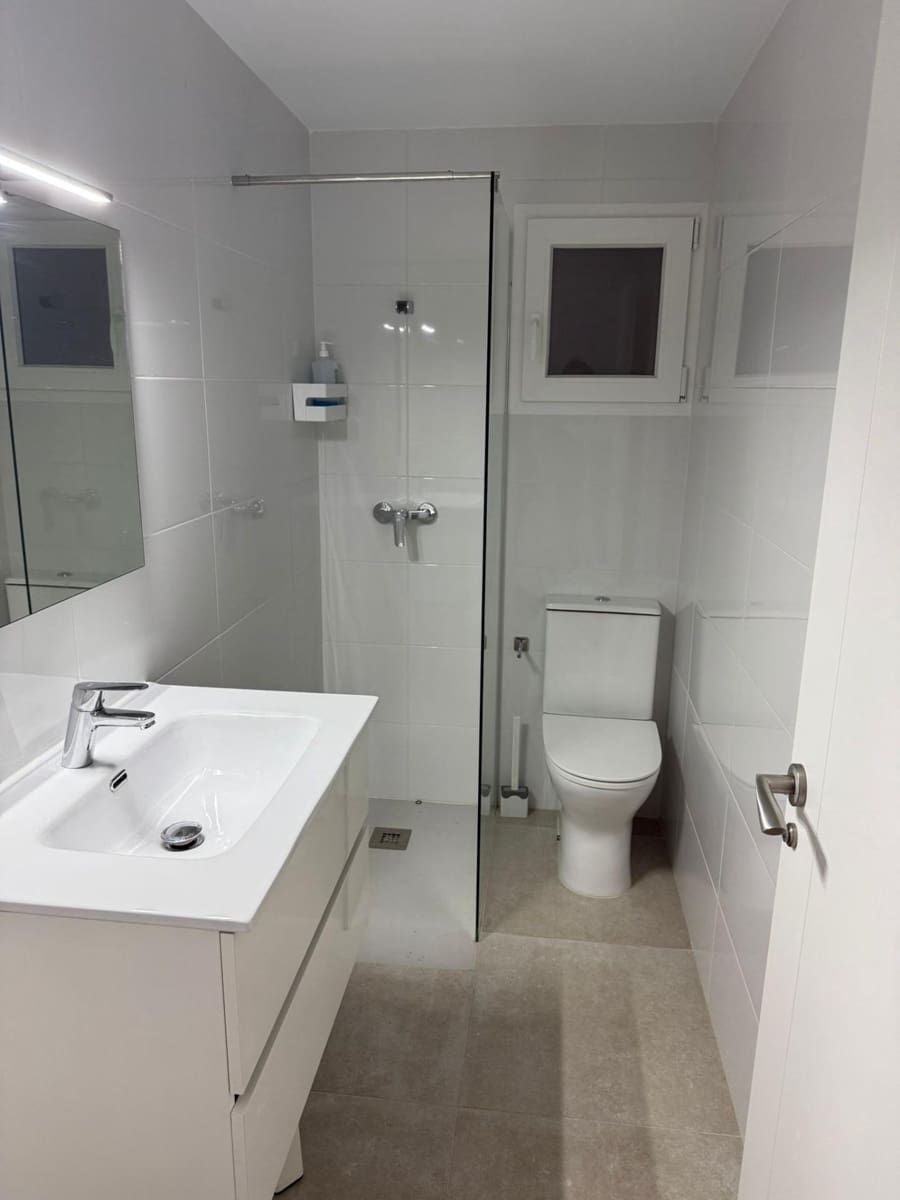 4 bedroom Flat for rent in Oliva with garage - € 900 (Ref: 9527816)