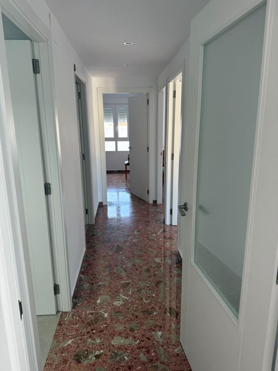 4 bedroom Flat for rent in Oliva with garage - € 900 (Ref: 9527816)