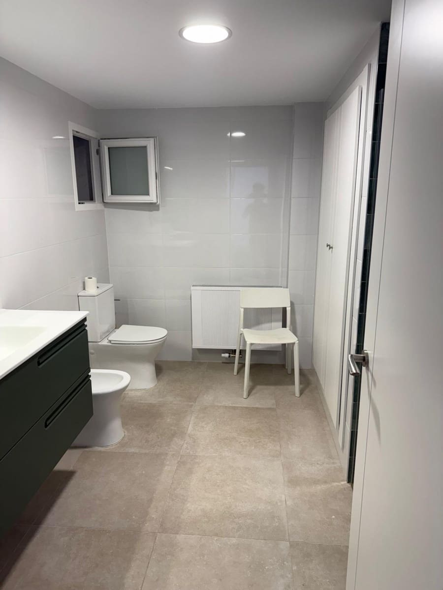 4 bedroom Flat for rent in Oliva with garage - € 900 (Ref: 9527816)